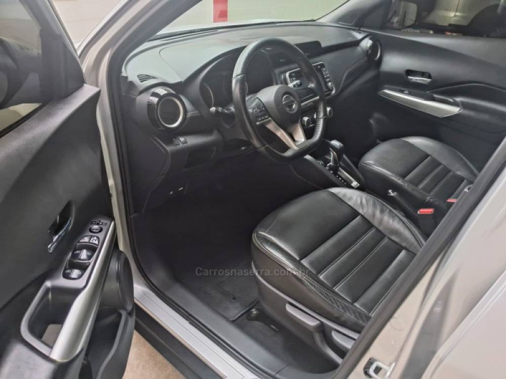 NISSAN - KICKS - 2017/2018 - Prata - R$ 78.900,00